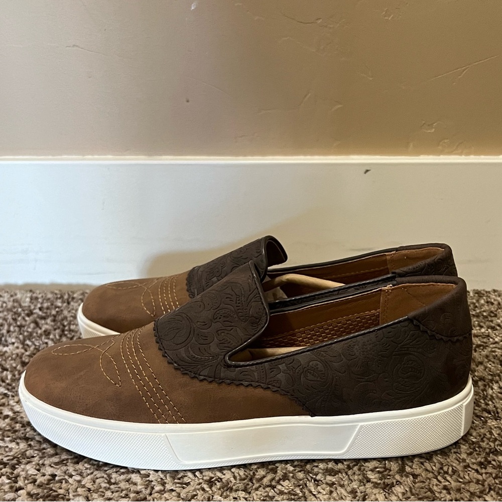 NIB Volatile Rosecrans Size 10